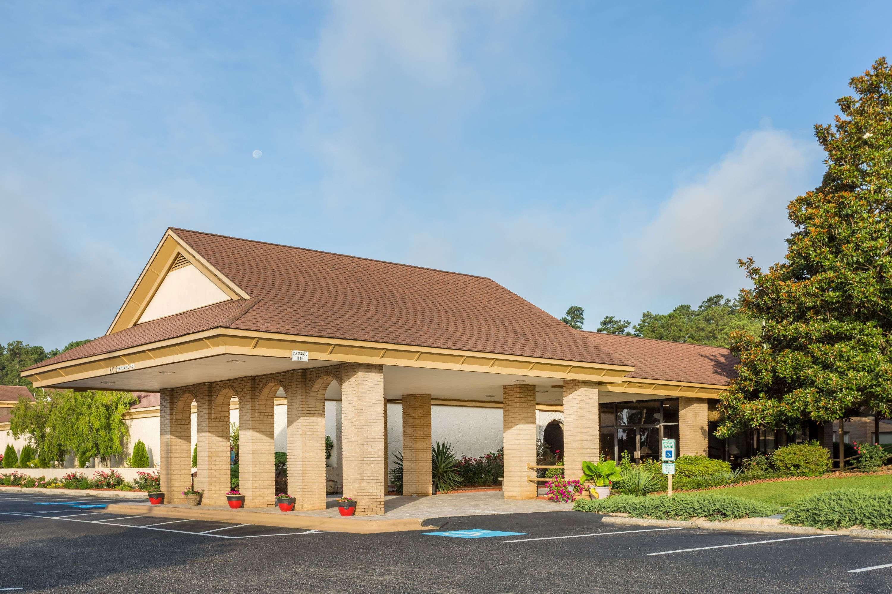 Days Inn & Conf Center By Wyndham Southern Pines Pinehurst Exterior foto