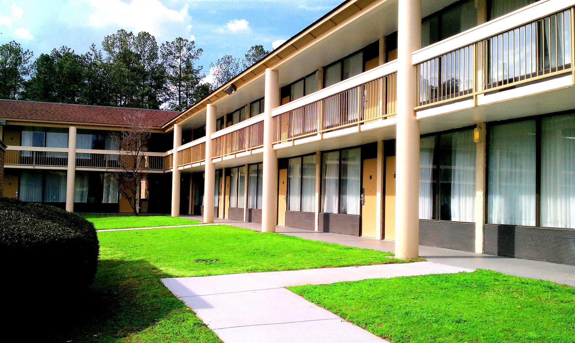 Days Inn & Conf Center By Wyndham Southern Pines Pinehurst Exterior foto